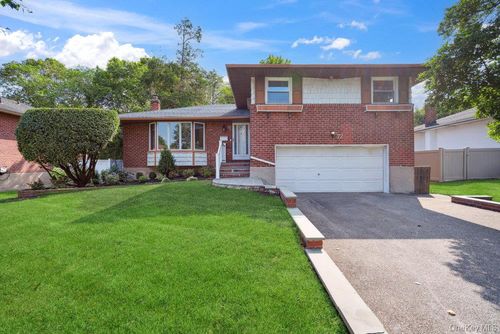 72 Winthrop Rd, Plainview, NY, 11803-1133 | Card Image