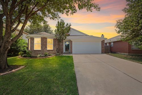 812 Meadowlark Dr, Saginaw, TX, 76131-4886 | Card Image