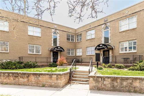 a-4526 Roanoke Pkwy, Kansas City, MO, 64111-7243 | Card Image