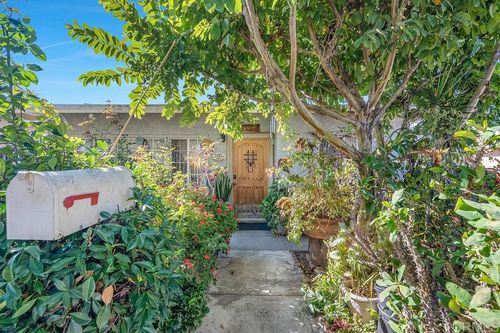 927 S Eucalyptus Ave, Inglewood, CA, 90301-3710 | Card Image