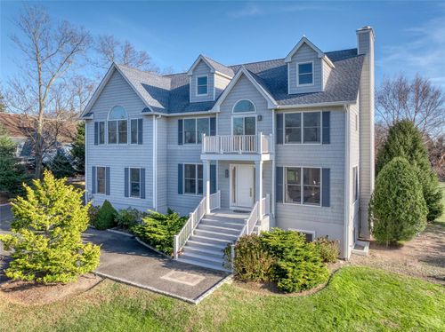 465 Sound Shore Rd, Riverhead, NY, 11901-5305 | Card Image