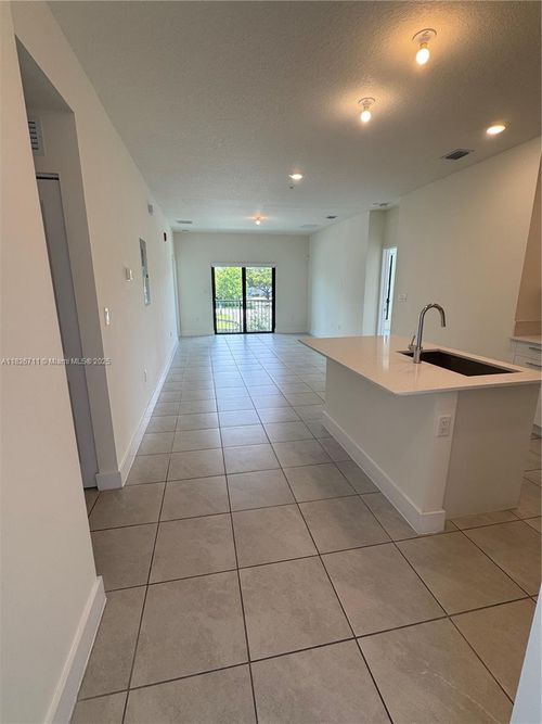 apt-201-8001 Nw 41st St, Doral, FL, 33166-6269 | Card Image