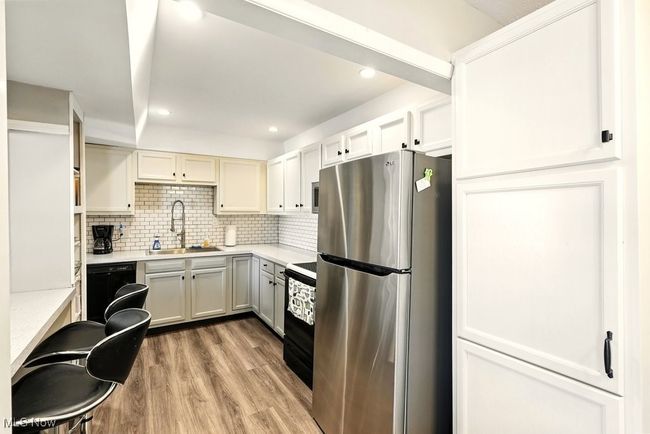 Kitchen with Breakfast Bar | Image 18