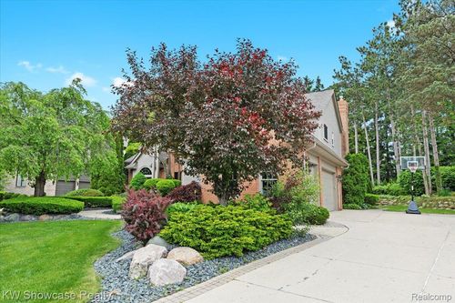 52890 Seven Oaks Dr, Shelby Township, MI, 48316-2988 | Card Image