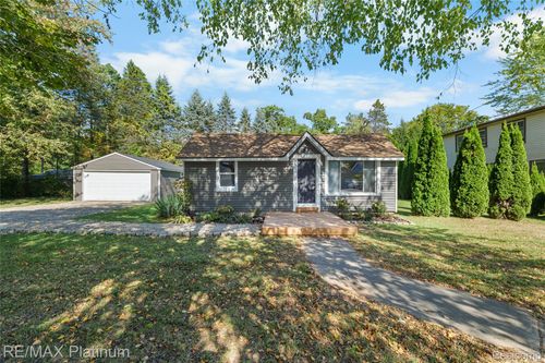 1605 S Hughes Rd, Brighton, MI, 48114-7306 | Card Image