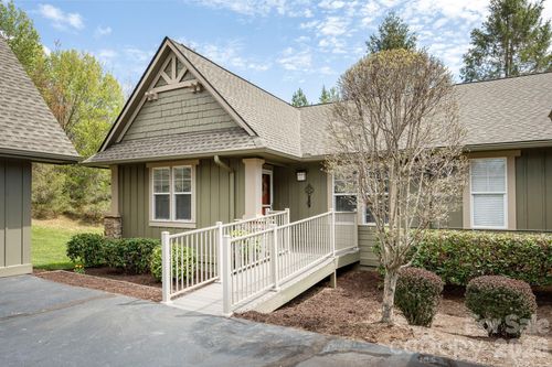 501 Fox Den Ct, Hendersonville, NC, 28792-7426 | Card Image