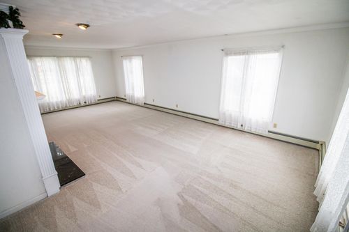 402 Sunset Ln, Marshalltown, IA, 50158-5149 | Card Image