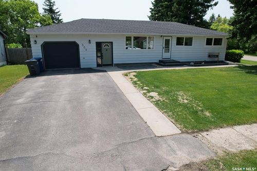 302 3rd Ave, Whitewood, SK, S0G5C0 | Card Image