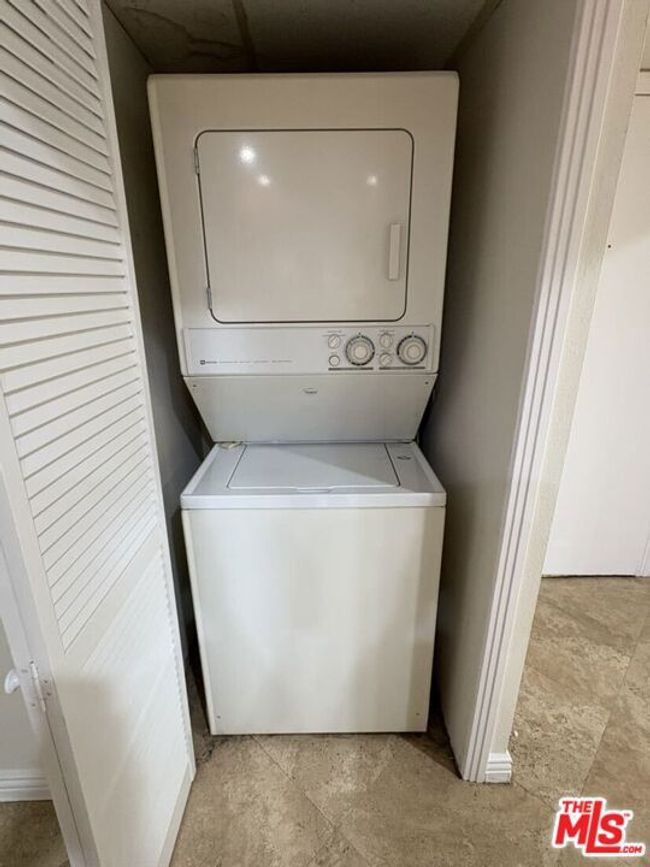 APT-202 - 8909 Burton Way, House other with 2 bedrooms, 2 bathrooms and 2 parking in Los Angeles CA | Image 14
