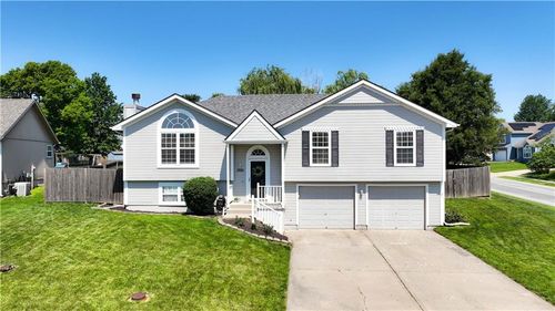 1300 Se Rosehill Dr, Lee's Summit, MO, 64081-2762 | Card Image