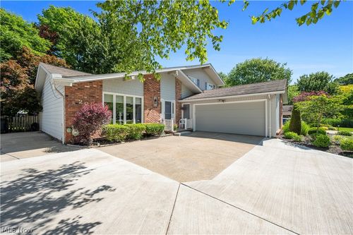 201 Melbourne Drive, Brunswick, OH, 44212 | Card Image