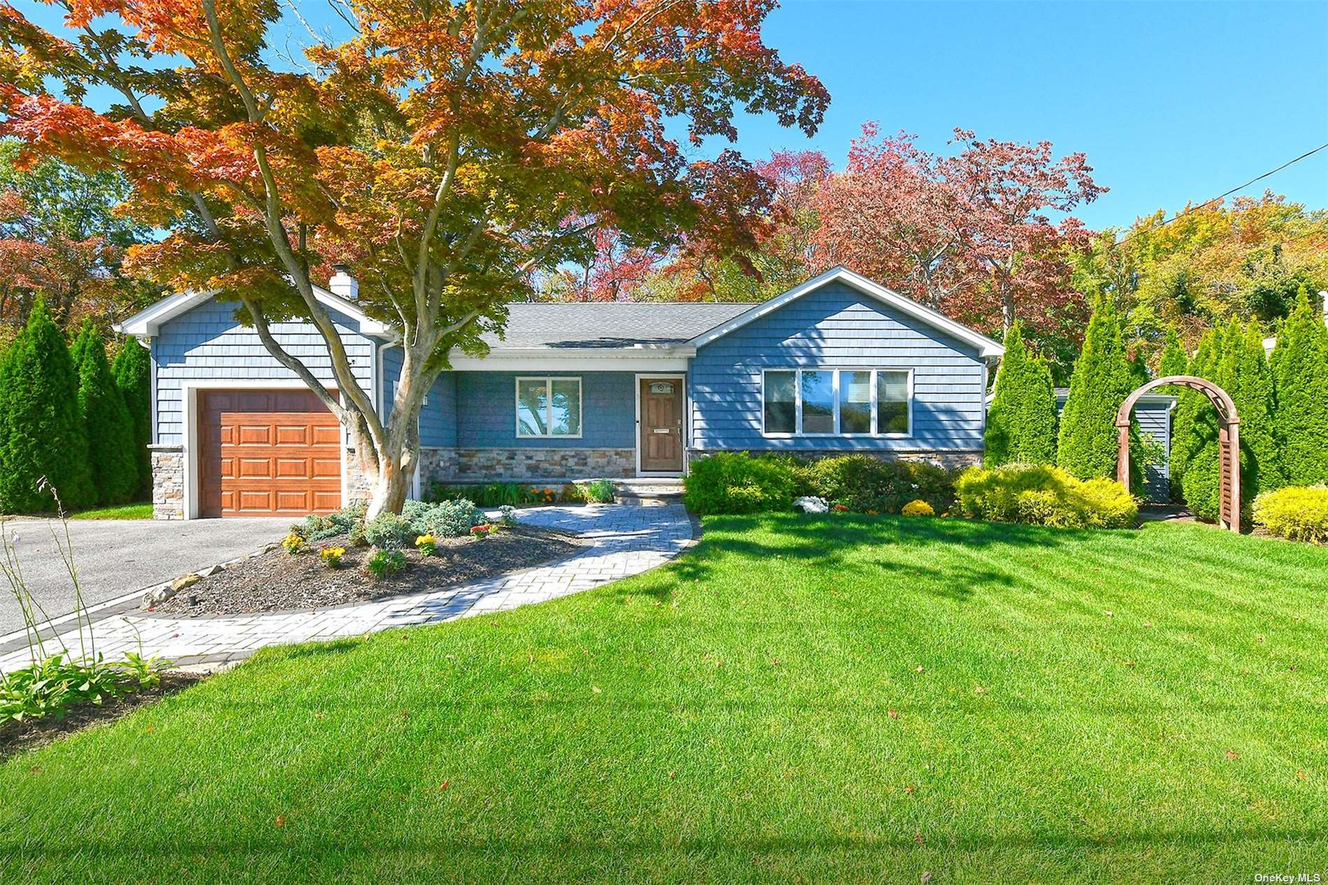 Pond Pl, Babylon, NY 11702