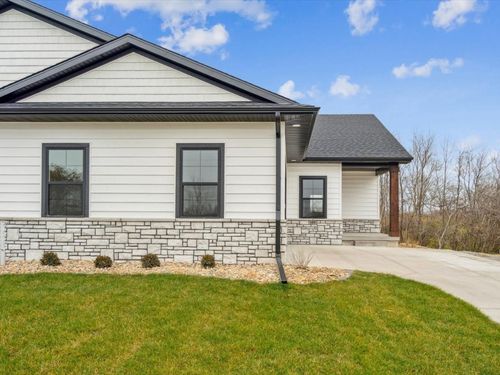 586 Maclan Cir, Iowa City, IA, 52246-5816 | Card Image