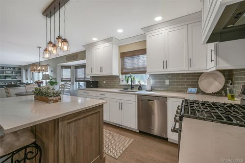4 Apple Ln, Wading River, NY, 11792-1200 | Card Image
