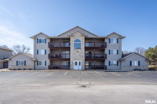 105 E Price St, Eldridge, IA, 52748-1715 | Card Image