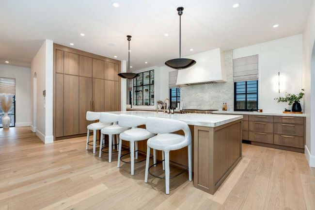 6918 Legare Dr Sw, House other with 4 bedrooms, 7 bathrooms and 3 parking in Calgary AB | Image 6