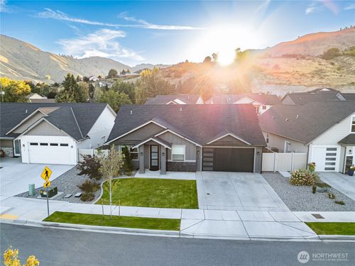 978 Racine Springs Dr, Wenatchee, WA, 98801-8827 | Card Image