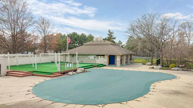38906 Country Cir, Condo with 2 bedrooms, 3 bathrooms and null parking in Farmington Hills MI | Image 35