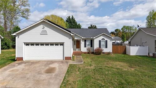 11 Oak Meadow Ln, Thomasville, NC, 27360-3264 | Card Image