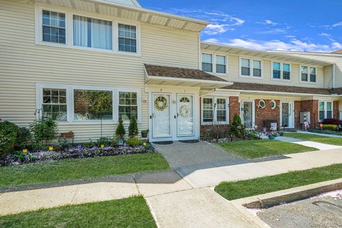 8-8 Gazebo Ln, Holtsville, NY, 11742-1600 | Card Image