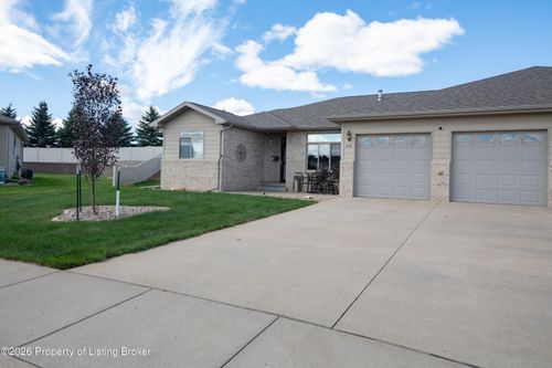 1530 Sagebrush Ct, Dickinson, ND, 58601-2842 | Card Image