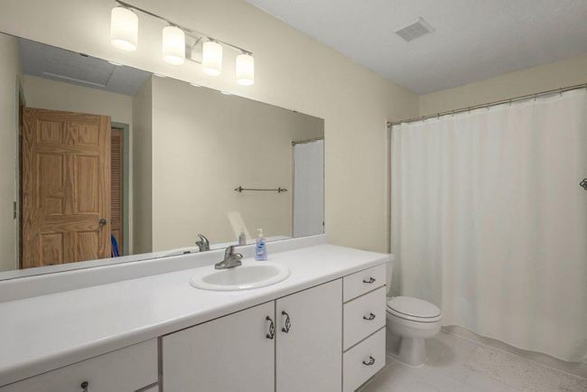 Upper level full bath | Image 16