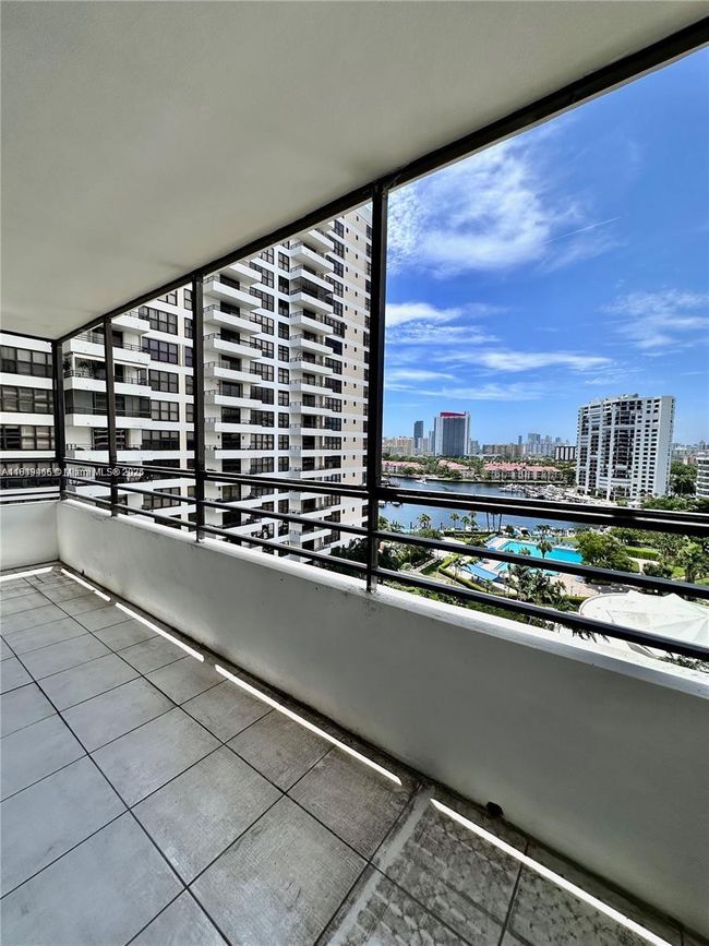 APT-1215 - 2500 Parkview Dr, Condo with 2 bedrooms, 2 bathrooms and null parking in Hallandale Beach FL | Image 4