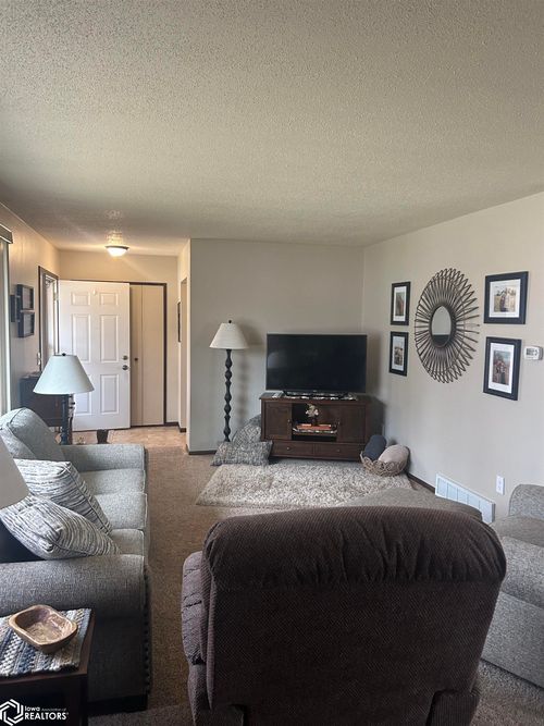 205 4th Ave Sw, Pocahontas, IA, 50574-1937 | Card Image