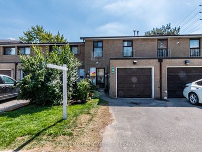 90 Fleetwood Cres, Condo with 4 bedrooms, 2 bathrooms and 2 parking in Brampton ON | Image 1