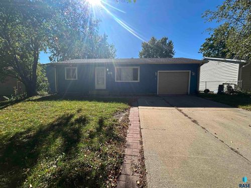 5201 E 16th St Street, Sioux Falls, SD, 57110 | Card Image