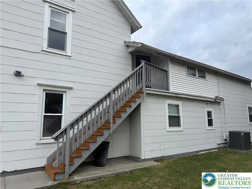 637 5th St, Whitehall, PA, 18052-5835 | Card Image