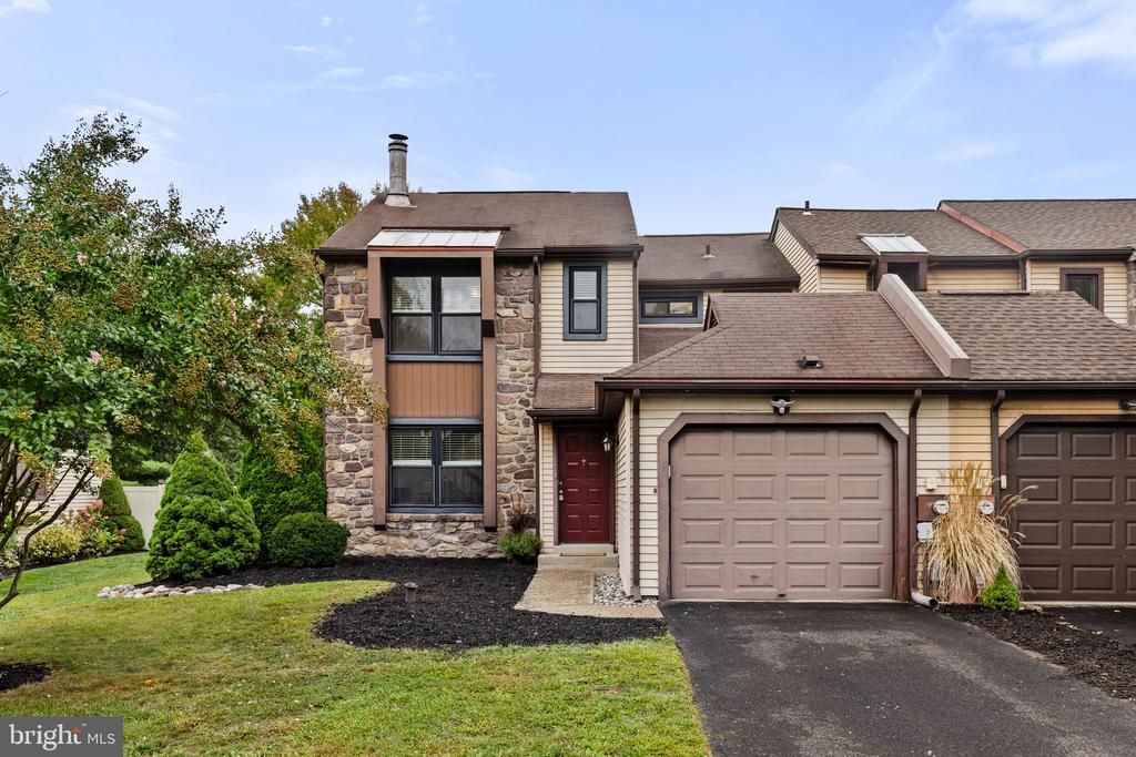 Hilltop Ct, Langhorne, PA 19047