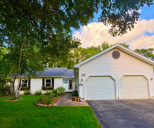 904 Honey Bear Ln, WAUPACA, WI, 54981-1074 | Card Image