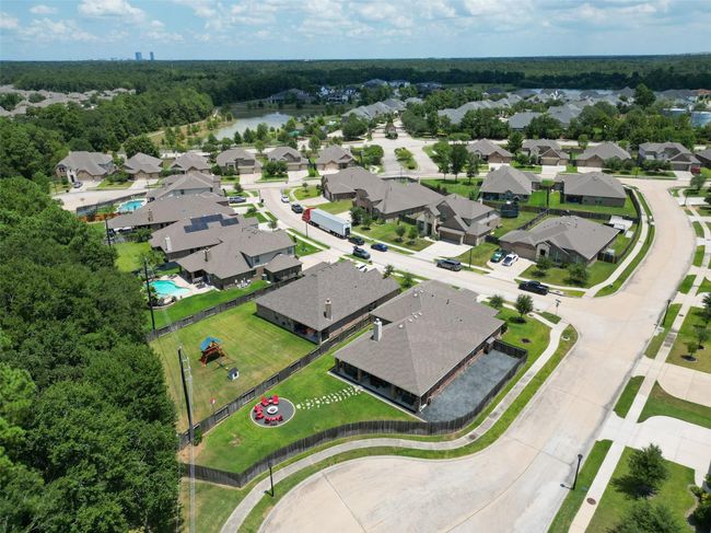 Discover a serene, family-friendly neighborhood featuring modern homes, lush lawns, and a welcoming atmosphere. Enjoy the charm of winding streets, nearby wooded areas, and a picturesque lake. | Image 39
