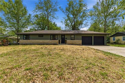 927 W 20th Ter, Lawrence, KS, 66046-2813 | Card Image