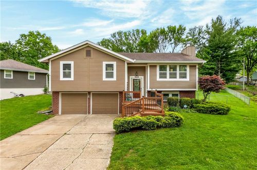 525 Ne Noeleen Ln, Lee's Summit, MO, 64086-3026 | Card Image