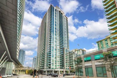 1006 - 19 Grand Trunk Cres, Condo with 2 bedrooms, 2 bathrooms and 1 parking in Toronto ON | Image 1