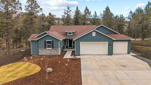 1211 Vine Maple Dr, Klamath Falls, OR, 97601-8745 | Card Image