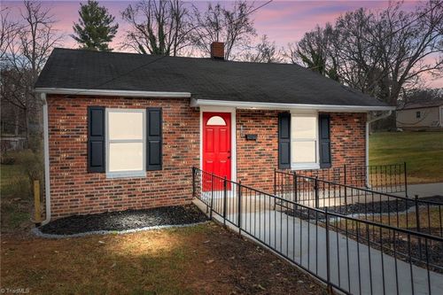 621 E Sharpe St, Statesville, NC, 28677-5924 | Card Image