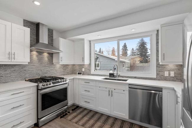 5620 37 Street Sw, Home with 6 bedrooms, 2 bathrooms and 2 parking in Calgary AB | Image 10