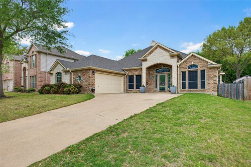 8 Whispering Bend Ct, Mansfield, TX, 76063-6757 | Card Image