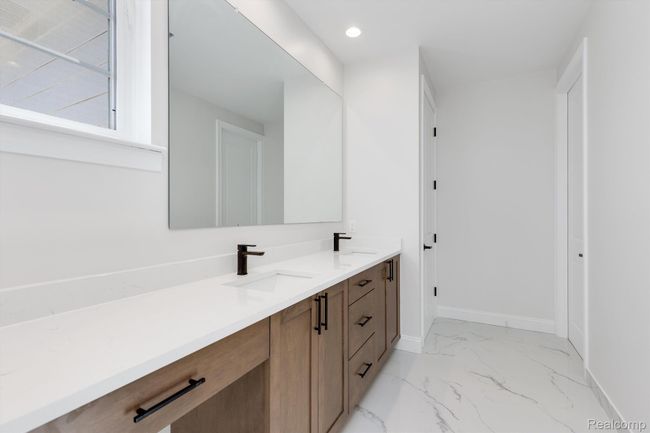 Primary Bathroom | Image 31