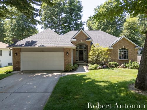 2516 Golfbury Dr Sw, Wyoming, MI, 49519-4745 | Card Image