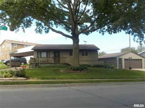 2706 N Pine St, Davenport, IA, 52804-1532 | Card Image