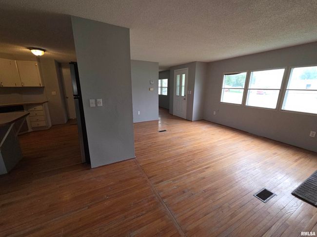 201 E 3 Rd St, Home with 3 bedrooms, 2 bathrooms and 2 parking in Christopher IL | Image 21