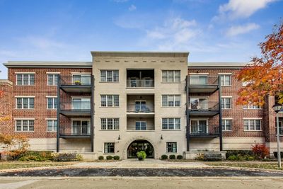 210 - 111 N Larch Street, Condo with 1 bedrooms, 1 bathrooms and 2 parking in Elmhurst IL | Image 1