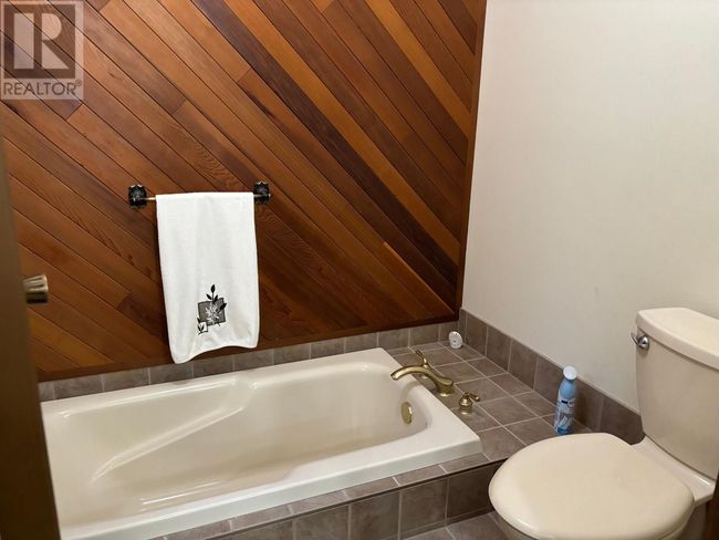1374 Highway 3 B, House other with 5 bedrooms, 2 bathrooms and 4 parking in Montrose BC | Image 15