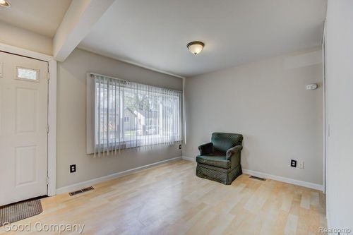 30 W Kalama Ave, Madison Heights, MI, 48071-3948 | Card Image