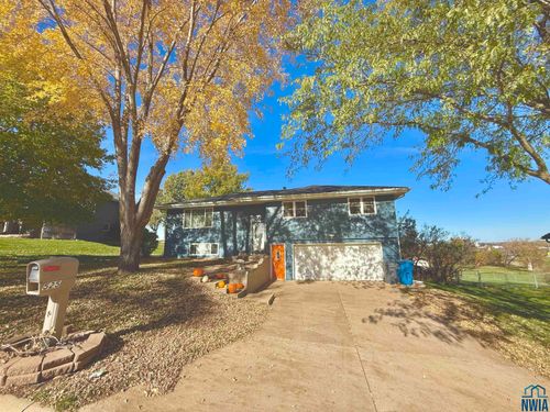 525 Titan Rd, Hinton, IA, 51024-8821 | Card Image