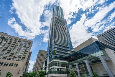 1604 - 386 Yonge St, Condo with 2 bedrooms, 2 bathrooms and 1 parking in Toronto ON | Image 1